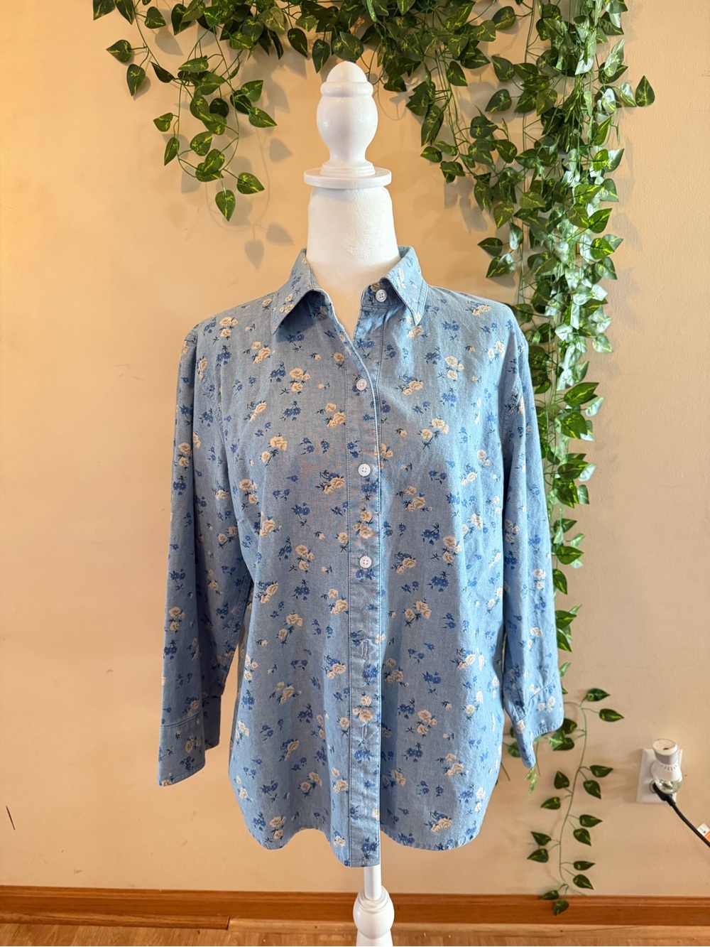 VINTAGE Victoria Jones Woman Light Blue Floral Button-Down Shirt